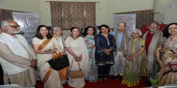 आईजीएनसीए के सदस्य सचिव डॉ. सच्चिदानंद जोशी के साथ अन्य लोग मौजूद। आईजीएनसीए के सदस्य सचिव डॉ. सच्चिदानंद जोशी के साथ अन्य लोग मौजूद।