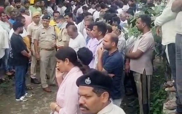 मौके पर जमा भीड़। मौके पर जमा भीड़।