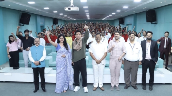 फ्यूचर यूनिवर्सिटी में ‘दीक्षारंभ’ कार्यक्रम के दौरान अभिनेता सुदेश बेरी, पत्रकार हिमांशी, विश्वविद्यालय पदाधिकारी एवं विद्यार्थी।