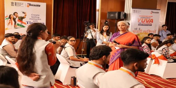 प्रधानमंत्री इंटर्नशिप योजना के उम्मीदवारों से बातचीत  करते सीतारमण