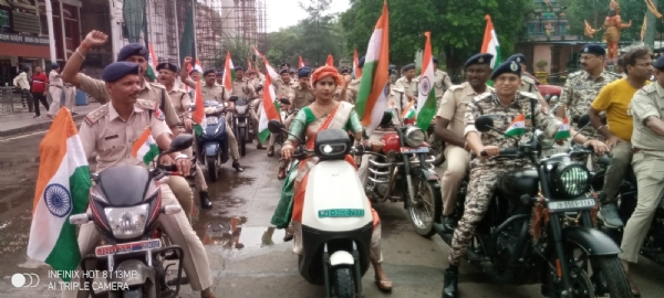 खड़गपुर में तिरंगा बाइक रैली निकालते रेलवे कर्मचारी खड़गपुर में तिरंगा बाइक रैली निकालते रेलवे कर्मचारी