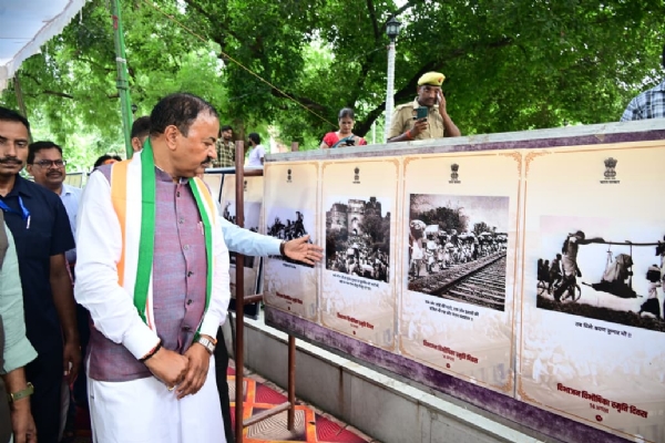 विभाजन विभीषिका स्मृति दिवस शहीद चन्द्रशेखर आजाद की स्मृति में लगी प्रदर्शनी का अवलोकन करते हुए उपमुख्यमंत्री का छाया चित्र विभाजन विभीषिका स्मृति दिवस शहीद चन्द्रशेखर आजाद की स्मृति में लगी प्रदर्शनी का अवलोकन करते हुए उपमुख्यमंत्री का छाया चित्र