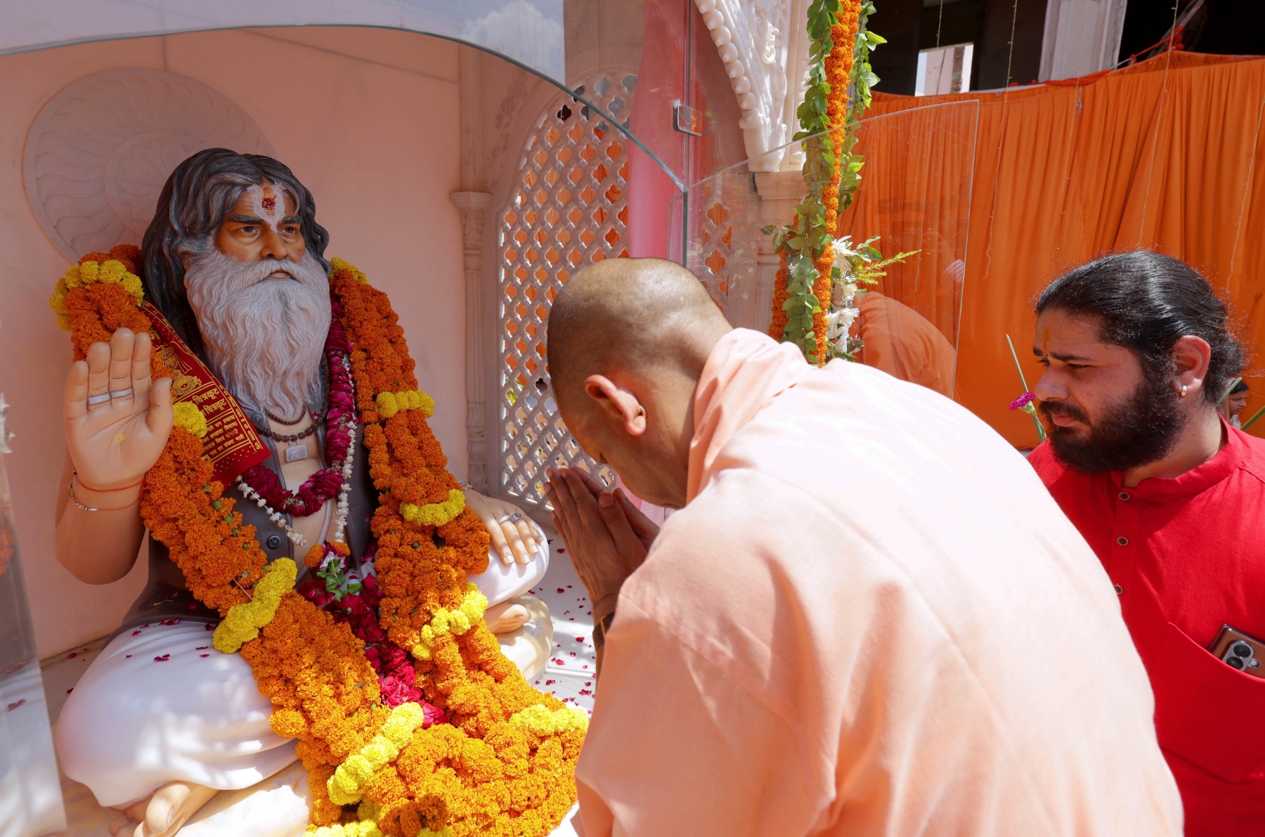 मुख्यमंत्री ने दिगंबर अखाड़े में आयोजित कार्यक्रम में 23वीं पुण्यतिथि पर परमहंस रामचंद्र दास जी महाराज को श्रद्धांजलि अर्पित की मुख्यमंत्री ने दिगंबर अखाड़े में आयोजित कार्यक्रम में 23वीं पुण्यतिथि पर परमहंस रामचंद्र दास जी महाराज को श्रद्धांजलि अर्पित की