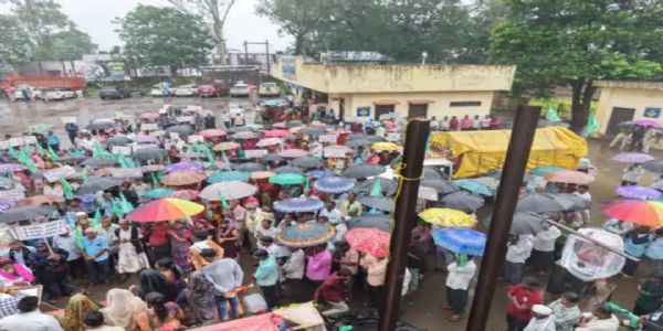 जंगल की जमीन पर कब्जे को लेकर आदिवासियों में आक्रोश, 2 हजार लोगों ने निकाली विरोध रैली