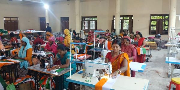 आत्मनिर्भरता के साथ देशभक्ति की मिसाल,जीविका दीदियों ने तैयार किए 36 हजार से अधिक तिरंगे