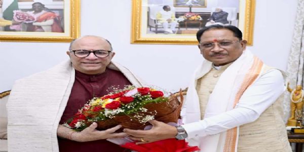 मुख्यमंत्री साय से निर्माता-निर्देशक डॉ. चंद्रप्रकाश द्विवेदी ने की सौजन्य मुलाकात