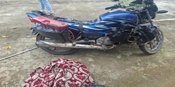 रतनपुर में छह पेटी नेपाली शराब के साथ तस्कर गिरफ्तार, पुलिस वाहन क्षतिग्रस्त