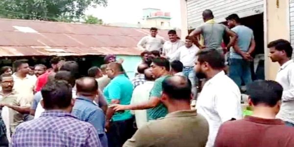 प्रिंसिपल पर छात्र की गला दबाकर पिटाई का आरोप, पानागढ़ में स्कूल में लोगों जताया विरोध
