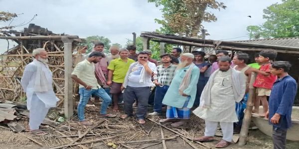 मरोना में आग लगने से दो आवासीय घर और मवेशी घर जलकर राख, पीड़ित परिवारों के सामने संकट