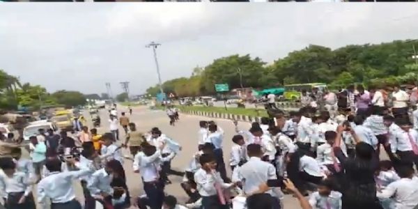 लखनऊ में छात्रों ने शिक्षकों की कमी को लेकर किया प्रदर्शन