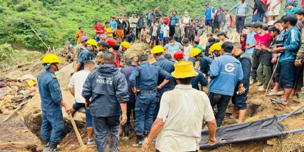भूस्खलन के बाद मलबे से उद्धार करते सुरक्षाकर्मी भूस्खलन के बाद मलबे से उद्धार करते सुरक्षाकर्मी