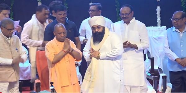 लाेकभवन में आयोजित कार्यक्रम के दौरान सिख समाज के प्रतिनिधि को सम्मानित करते मुख्यमंत्री योगी लाेकभवन में आयोजित कार्यक्रम के दौरान सिख समाज के प्रतिनिधि को सम्मानित करते मुख्यमंत्री योगी