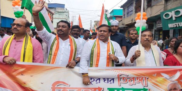 मगरा में तिरंगा यात्रा में सुकांत मजूमदार व अन्य मगरा में तिरंगा यात्रा में सुकांत मजूमदार व अन्य