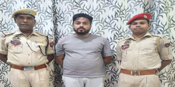 असम एसटीएफ द्वारा चलाए गये अभियान में गुवाहाटी में हेरोइन के साथ गिरफ्तार ड्रग्स तस्कर की तस्वीर। असम एसटीएफ द्वारा चलाए गये अभियान में गुवाहाटी में हेरोइन के साथ गिरफ्तार ड्रग्स तस्कर की तस्वीर।