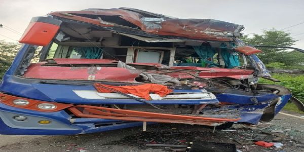 दुर्घटनाग्रस्त वाहन की तस्वीर दुर्घटनाग्रस्त वाहन की तस्वीर