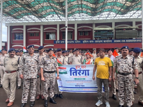 खड़गपुर में तिरंगा बाइक रैली निकालते रेलवे कर्मचारी खड़गपुर में तिरंगा बाइक रैली निकालते रेलवे कर्मचारी