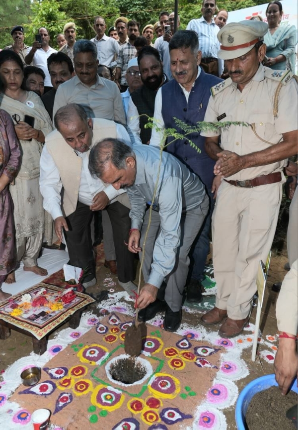 मुख्यमंत्री सुक्खू शुक्रवार को बिलासपुर के घुमारवीं के निहारी में वन महोत्सव का शुभारंभ करते हुए सहजन का पौधा रोपते हुए। मुख्यमंत्री सुक्खू शुक्रवार को बिलासपुर के घुमारवीं के निहारी में वन महोत्सव का शुभारंभ करते हुए सहजन का पौधा रोपते हुए।