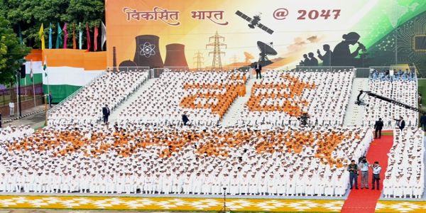 लाल किले की प्राचीर के सामने बनाई ‘वंदे मातरम’ की आकृति लाल किले की प्राचीर के सामने बनाई ‘वंदे मातरम’ की आकृति