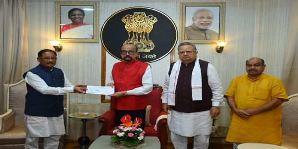 मुख्यमंत्री ने सहायता राशि का चेक राज्यपाल रमेन डेका को सौंपा मुख्यमंत्री ने सहायता राशि का चेक राज्यपाल रमेन डेका को सौंपा