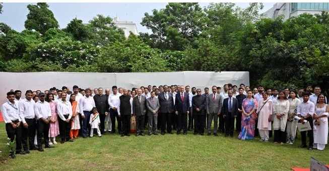 लोकपाल अध्यक्ष न्यायमूर्ति अजय माणिकराव खानविलकर 80वें स्वतंत्रता दिवस के अवसर पर लोकपाल परिसर में अन्य सदस्यों के साथ। लोकपाल अध्यक्ष न्यायमूर्ति अजय माणिकराव खानविलकर 80वें स्वतंत्रता दिवस के अवसर पर लोकपाल परिसर में अन्य सदस्यों के साथ।