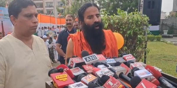 स्वामी रामदेव पत्रकार वार्ता करते हुए स्वामी रामदेव पत्रकार वार्ता करते हुए