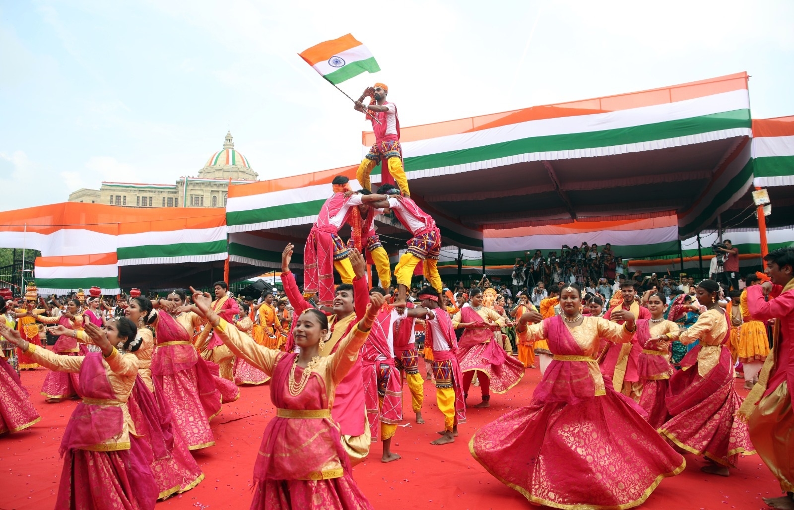 मुख्यमंत्री, योगी आदित्यनाथ जी, दिनांक 15 अगस्त 2026 को विधान भवन परिसर, लखनऊ में 80वें स्वतंत्रता दिवस के अवसर पर ध्वजारोहण करते तथा अपने विचार व्यक्त करते हुये और कलाकारों की प्रस्तुति देखते हुए मुख्यमंत्री, योगी आदित्यनाथ जी, दिनांक 15 अगस्त 2026 को विधान भवन परिसर, लखनऊ में 80वें स्वतंत्रता दिवस के अवसर पर ध्वजारोहण करते तथा अपने विचार व्यक्त करते हुये और कलाकारों की प्रस्तुति देखते हुए
