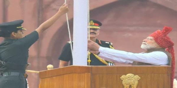नई दिल्ली में शनिवार को प्रधानमंत्री नरेन्द्र मोदी ने स्वतंत्रता दिवस के मौके पर लाल किले पर 13वीं बार तिरंगा फहराया। फोटो - इंटरनेट मीडिया नई दिल्ली में शनिवार को प्रधानमंत्री नरेन्द्र मोदी ने स्वतंत्रता दिवस के मौके पर लाल किले पर 13वीं बार तिरंगा फहराया। फोटो - इंटरनेट मीडिया