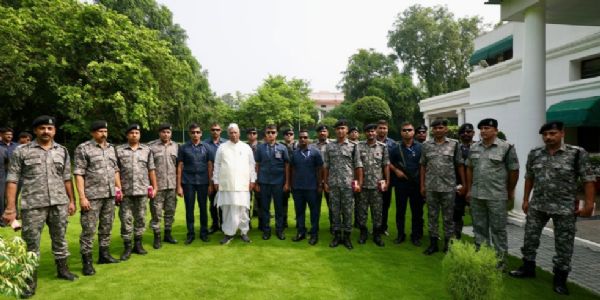 स्वतंत्रता दिवस के अवसर पर शनिवार को अपने आधिकारिक आवास पर तिरंगा फहराने के बाद कांग्रेस अध्यक्ष मल्लिकार्जुन खरगे। स्वतंत्रता दिवस के अवसर पर शनिवार को अपने आधिकारिक आवास पर तिरंगा फहराने के बाद कांग्रेस अध्यक्ष मल्लिकार्जुन खरगे।