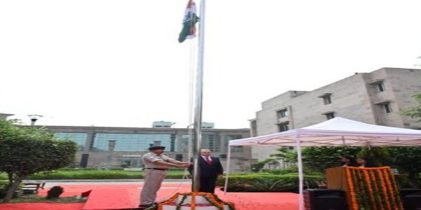 लोकपाल अध्यक्ष न्यायमूर्ति अजय माणिकराव खानविलकर 80वें स्वतंत्रता दिवस के अवसर पर लोकपाल परिसर में तिरंगा फहराते हुए। लोकपाल अध्यक्ष न्यायमूर्ति अजय माणिकराव खानविलकर 80वें स्वतंत्रता दिवस के अवसर पर लोकपाल परिसर में तिरंगा फहराते हुए।