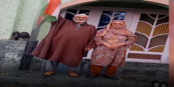 लश्कर-ए-तैयबा के टॉप कमांडर आबिद रमज़ान शेख के माता-पिता ने अपने घर की छत पर लहराया तिरंगा लश्कर-ए-तैयबा के टॉप कमांडर आबिद रमज़ान शेख के माता-पिता ने अपने घर की छत पर लहराया तिरंगा