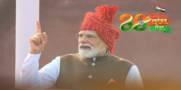 स्वतंत्रता दिवस पर लालकिले की प्रचीर से राष्ट्र को संबोधित करते प्रधानमंत्री नरेंद्र मोदी।