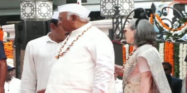 वंदे मातरम के दौरान कांग्रेस नेता। वंदे मातरम के दौरान कांग्रेस नेता।