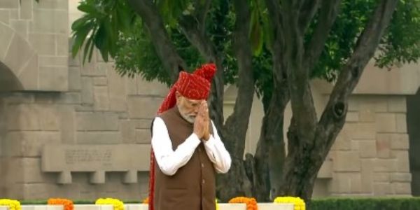 80वें स्वतंत्रता दिवस पर शनिवार को नई दिल्ली के राजघाट स्थित महात्मा गांधी की समाधि पर श्रद्धांजलि अर्पित करते प्रधानमंत्री नरेन्द्र मोदी। 80वें स्वतंत्रता दिवस पर शनिवार को नई दिल्ली के राजघाट स्थित महात्मा गांधी की समाधि पर श्रद्धांजलि अर्पित करते प्रधानमंत्री नरेन्द्र मोदी।