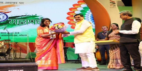भोपाल में आजादी का महापर्व कार्यक्रम में प्रख्यात गायिका कविता कृष्णमूर्ति का स्वागत करते हुए मुख्यमंत्री