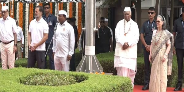कांग्रेस मुख्यालय इंदिरा भवन में स्वतंत्रता दिवस ध्वजारोहण कार्यक्रम के दौरान अध्यक्ष मल्लिकार्जुन खरगे, कांग्रेस संसदीय दल की अध्यक्ष सोनिया गांधी, लोकसभा में नेता प्रतिपक्ष राहुल गांधी, कोषाध्यक्ष अजय माकन और सेवादल के मुख्य संगठक बीवी श्रीनिवास साथ मौजूद।