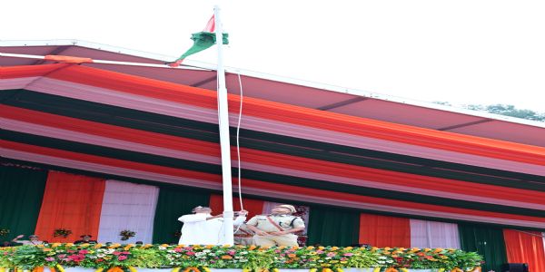 मुख्यमंत्री तिरंगा फहराते हुए मुख्यमंत्री तिरंगा फहराते हुए
