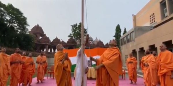 नई दिल्ली के स्वामीनारायण अक्षरधाम मंदिर में 80वें स्वतंत्रता दिवस के अवसर पर तिरंगे को सलामी देते संत। नई दिल्ली के स्वामीनारायण अक्षरधाम मंदिर में 80वें स्वतंत्रता दिवस के अवसर पर तिरंगे को सलामी देते संत।