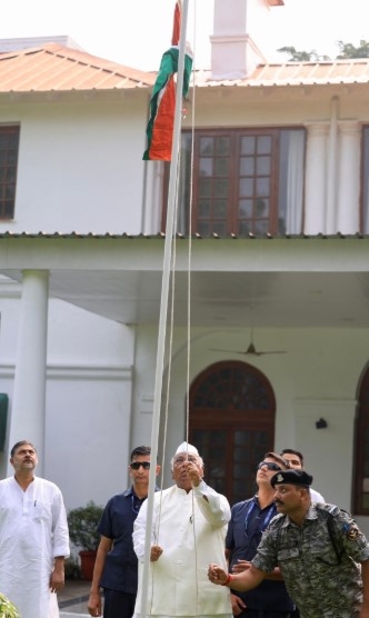 स्वतंत्रता दिवस के अवसर पर शनिवार को अपने आधिकारिक आवास पर तिरंगा फहराते कांग्रेस अध्यक्ष मल्लिकार्जुन खरगे। स्वतंत्रता दिवस के अवसर पर शनिवार को अपने आधिकारिक आवास पर तिरंगा फहराते कांग्रेस अध्यक्ष मल्लिकार्जुन खरगे।