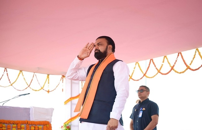 गांधी मैंदान पटना में ध्वजारोण के बाद तिरंगे को सलामी देते मुख्यमंत्री गांधी मैंदान पटना में ध्वजारोण के बाद तिरंगे को सलामी देते मुख्यमंत्री