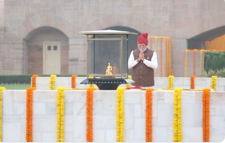80वें स्वतंत्रता दिवस पर शनिवार को नई दिल्ली के राजघाट स्थित महात्मा गांधी की समाधि पर श्रद्धांजलि अर्पित करते प्रधानमंत्री नरेन्द्र मोदी। 80वें स्वतंत्रता दिवस पर शनिवार को नई दिल्ली के राजघाट स्थित महात्मा गांधी की समाधि पर श्रद्धांजलि अर्पित करते प्रधानमंत्री नरेन्द्र मोदी।