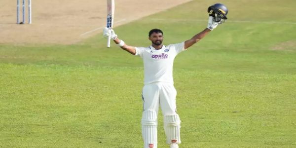 शतक लगाने के बाद जश्न मनाते देवदत्त पडिक्कल शतक लगाने के बाद जश्न मनाते देवदत्त पडिक्कल