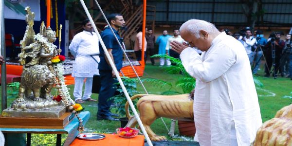 ध्वजारोहण के उपरांत सरसंघचालक भारत माता कि प्रतिमा को नमन करते हुए ध्वजारोहण के उपरांत सरसंघचालक भारत माता कि प्रतिमा को नमन करते हुए