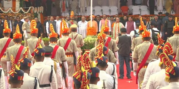 विधान भवन के समक्ष ध्वजारोहण करते मुख्यमंत्री योगी, उपमुख्यमंत्री ब्रजेश पाठक विधान भवन के समक्ष ध्वजारोहण करते मुख्यमंत्री योगी, उपमुख्यमंत्री ब्रजेश पाठक