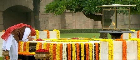 80वें स्वतंत्रता दिवस पर शनिवार को नई दिल्ली के राजघाट स्थित महात्मा गांधी की समाधि पर श्रद्धांजलि अर्पित करते प्रधानमंत्री नरेन्द्र मोदी। 80वें स्वतंत्रता दिवस पर शनिवार को नई दिल्ली के राजघाट स्थित महात्मा गांधी की समाधि पर श्रद्धांजलि अर्पित करते प्रधानमंत्री नरेन्द्र मोदी।