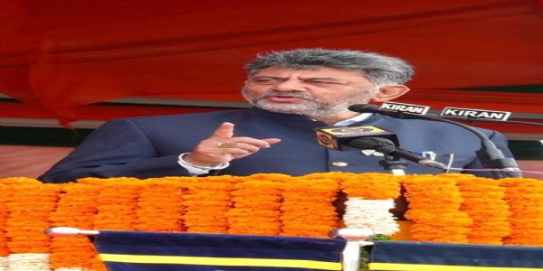 ಮಾಣಿಕ್ ಶಾ ಮೈದಾನದಲ್ಲಿ ಧ್ವಜಾರೋಹಣ ನೆರವೇರಿಸಿ ಮಾತನಾಡಿದ ಮುಖ್ಯಮಂತ್ರಿ ಡಿ.ಕೆ.ಶಿವಕುಮಾರ್ ಮಾಣಿಕ್ ಶಾ ಮೈದಾನದಲ್ಲಿ ಧ್ವಜಾರೋಹಣ ನೆರವೇರಿಸಿ ಮಾತನಾಡಿದ ಮುಖ್ಯಮಂತ್ರಿ ಡಿ.ಕೆ.ಶಿವಕುಮಾರ್