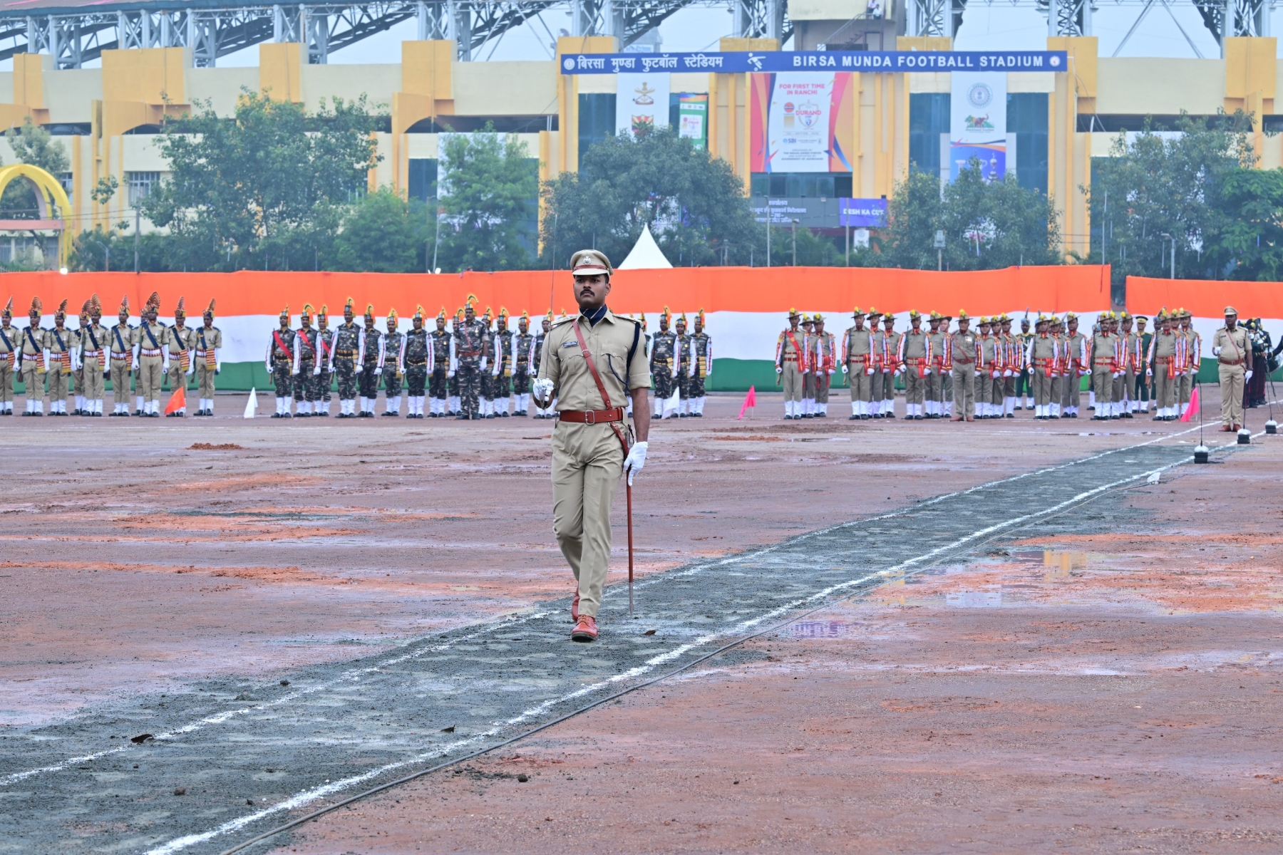 परेड करते जवान परेड करते जवान