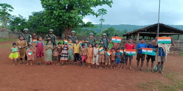 अबूझमाड़ के दुर्गम गांव में बीएसएफ के जवानों के साथ ग्रामीणों ने लहराया तिरंगा अबूझमाड़ के दुर्गम गांव में बीएसएफ के जवानों के साथ ग्रामीणों ने लहराया तिरंगा