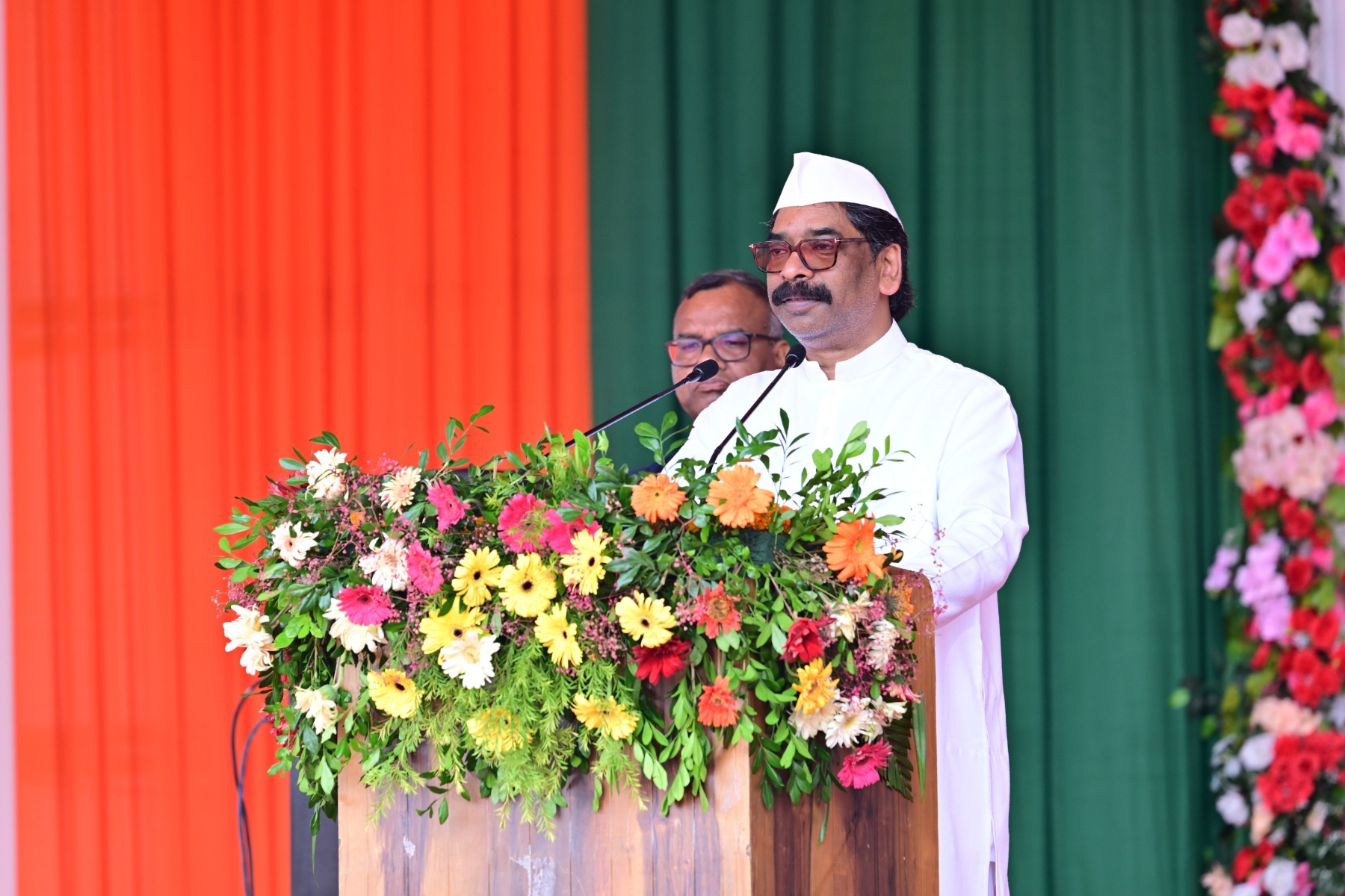 मुख्यमंत्री कार्यक्रम को संबोधित करते हुए मुख्यमंत्री कार्यक्रम को संबोधित करते हुए