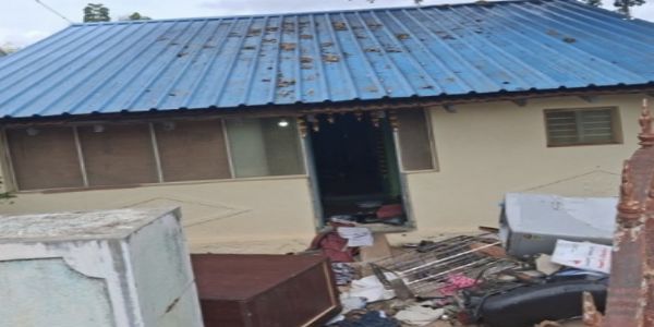 स्थानीय लोगों ने उप-विभागीय वन अधिकारी के कार्यालय को नुकसान पहुँचाया।