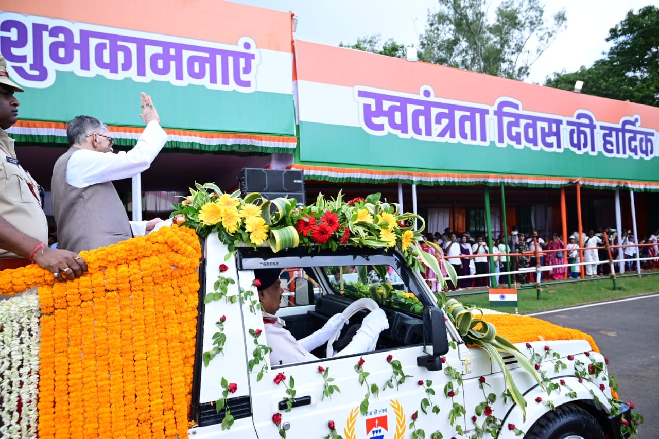 राज्यपाल परेड का निरीक्षण करतेहुए राज्यपाल परेड का निरीक्षण करतेहुए